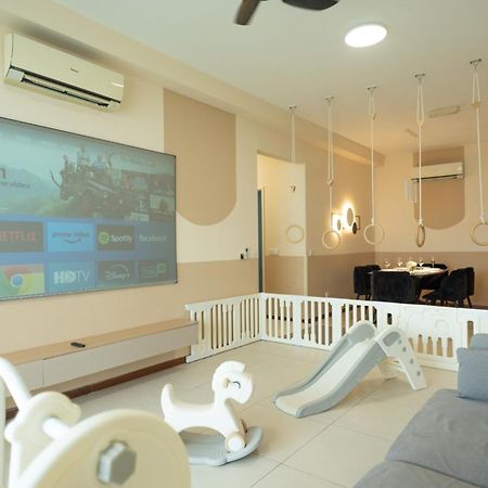 Fantasy Funland Retreat By The Only Bnb Tanjung Tokong Exterior foto